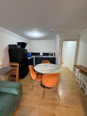 Classic-Apartment, 3 Schlafzimmer | Wohnbereich