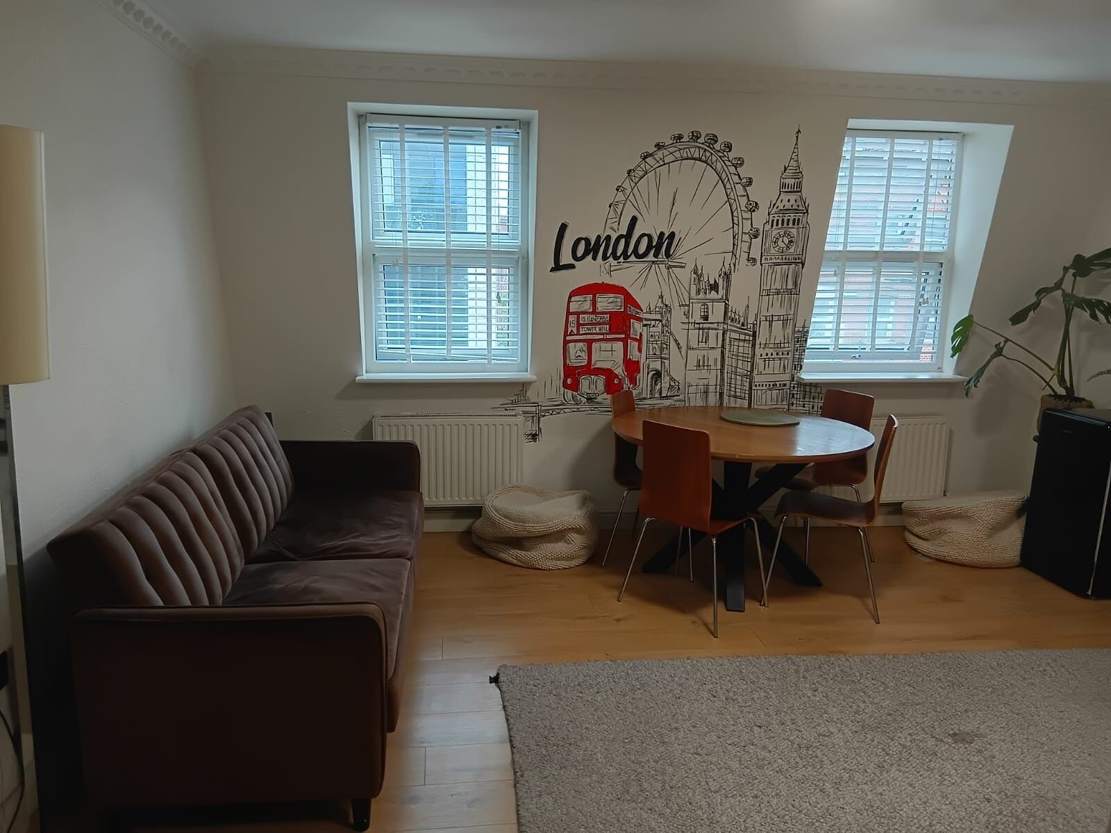 شقة مريحة - غرفتا نوم | منطقة المعيشة