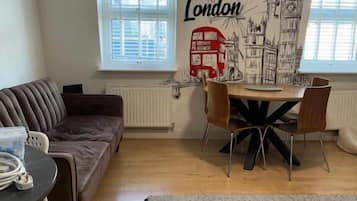 Apartamento conforto, 2 quartos | Área de estar