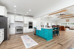 Mikroaaltouuni, uuni, liesi, astianpesukone