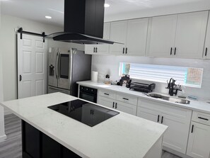 Mikrobølgeovn, ovn og kokeplater