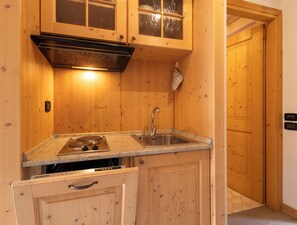 Refrigerador, microondas, lavavajillas y utensilios de cocina 