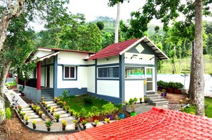 Front of property - Hasvika Hilltop Resort and Hotel  (Kodaikanal)