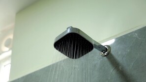 Shower, towels, soap, shampoo - Hasvika Hilltop Resort and Hotel  (Kodaikanal)