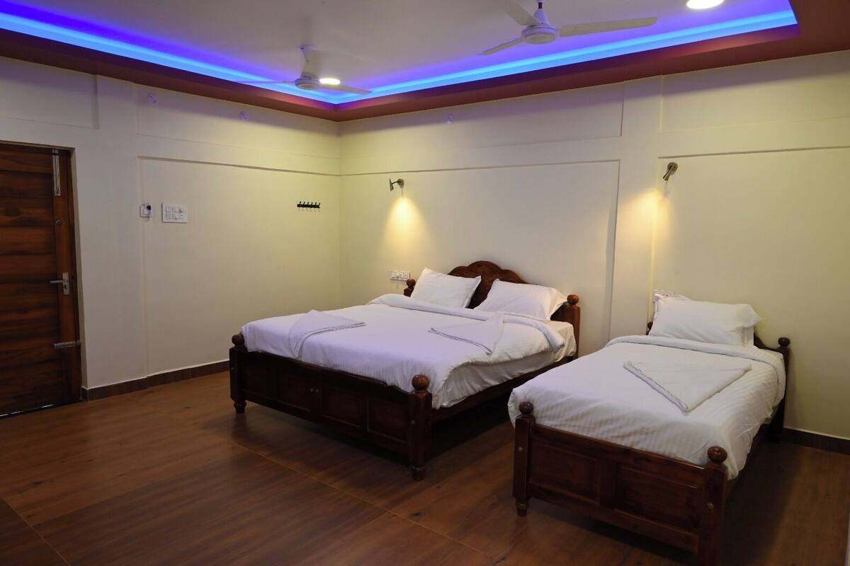 Family Room | Bathroom | Shower, towels, soap, shampoo