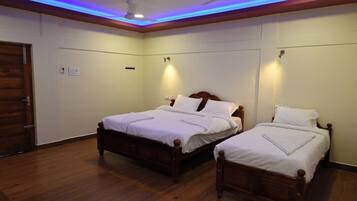 Family Room | Bathroom | Shower, towels, soap, shampoo