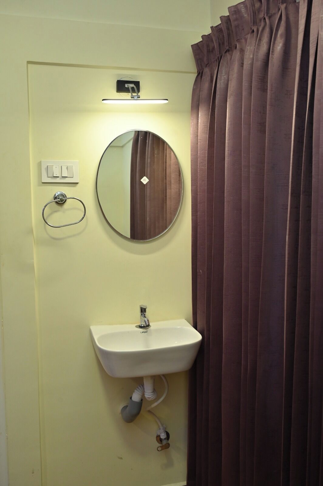 Family Room | Bathroom | Shower, towels, soap, shampoo