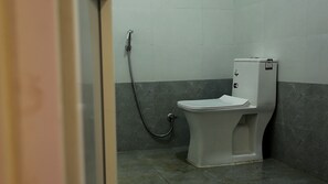 Shower, towels, soap, shampoo - Hasvika Hilltop Resort and Hotel  (Kodaikanal)