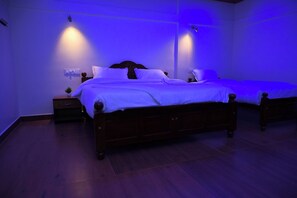 Family Room | Desk, laptop workspace, free WiFi