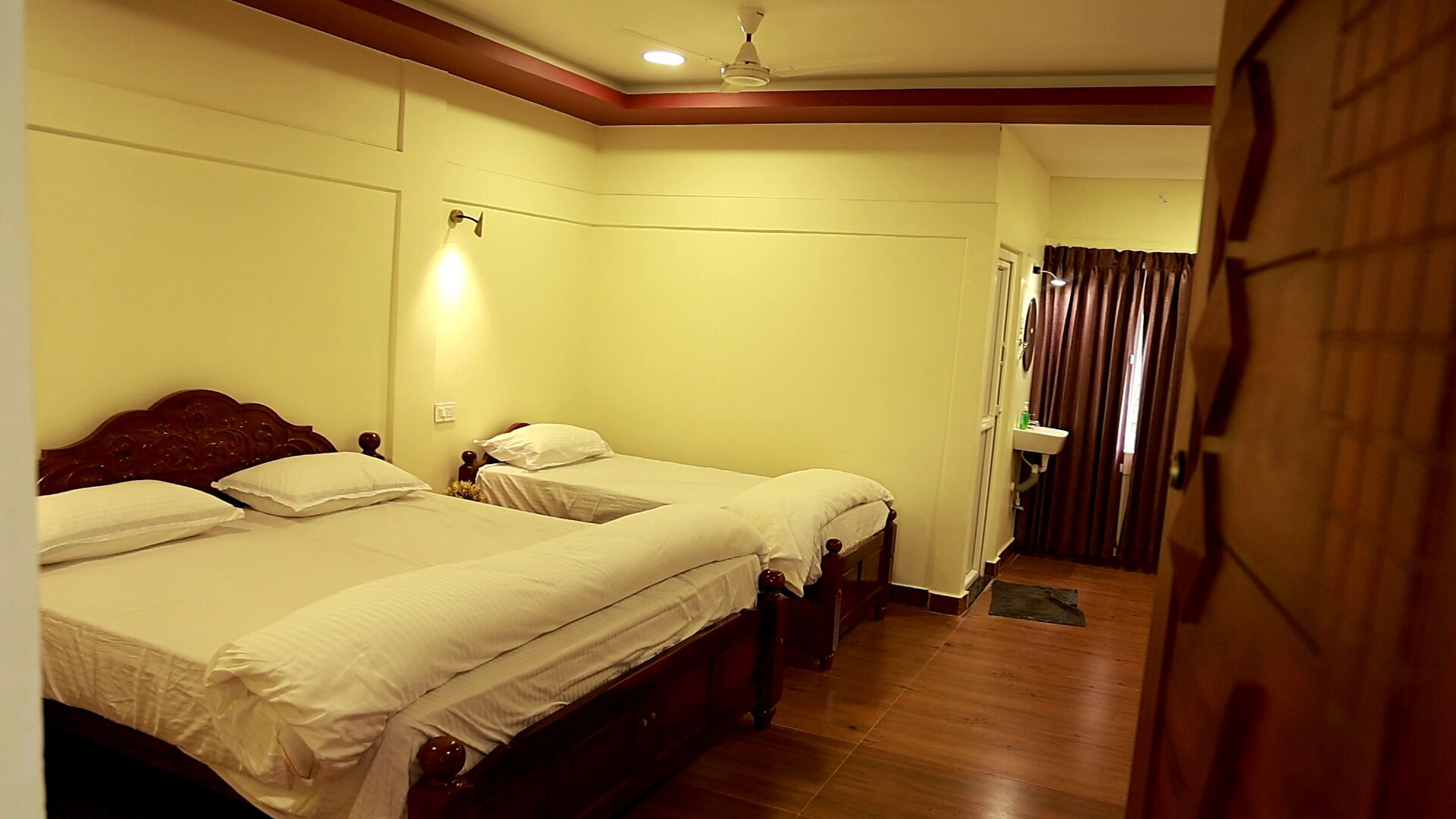 Family Room | Desk, laptop workspace, free WiFi