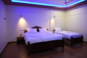 Family Room | Desk, laptop workspace, free WiFi