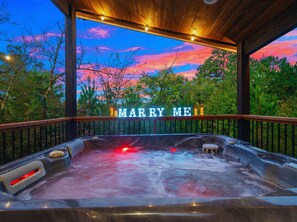 Outdoor spa tub - Couples Luxury Retreat! Hot Tub, Spa Bathrooms (Broken Bow)