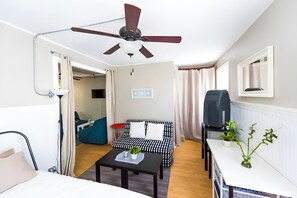 Een bureau, een strijkplank/strijkijzer, gratis wifi, beddengoed