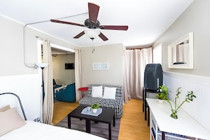 Een bureau, een strijkplank/strijkijzer, gratis wifi, beddengoed