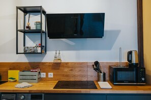 Kühlschrank, Mikrowelle, Herdplatte, Geschirrspüler