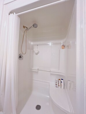 Dusche, Haartrockner, Handtücher, Seife