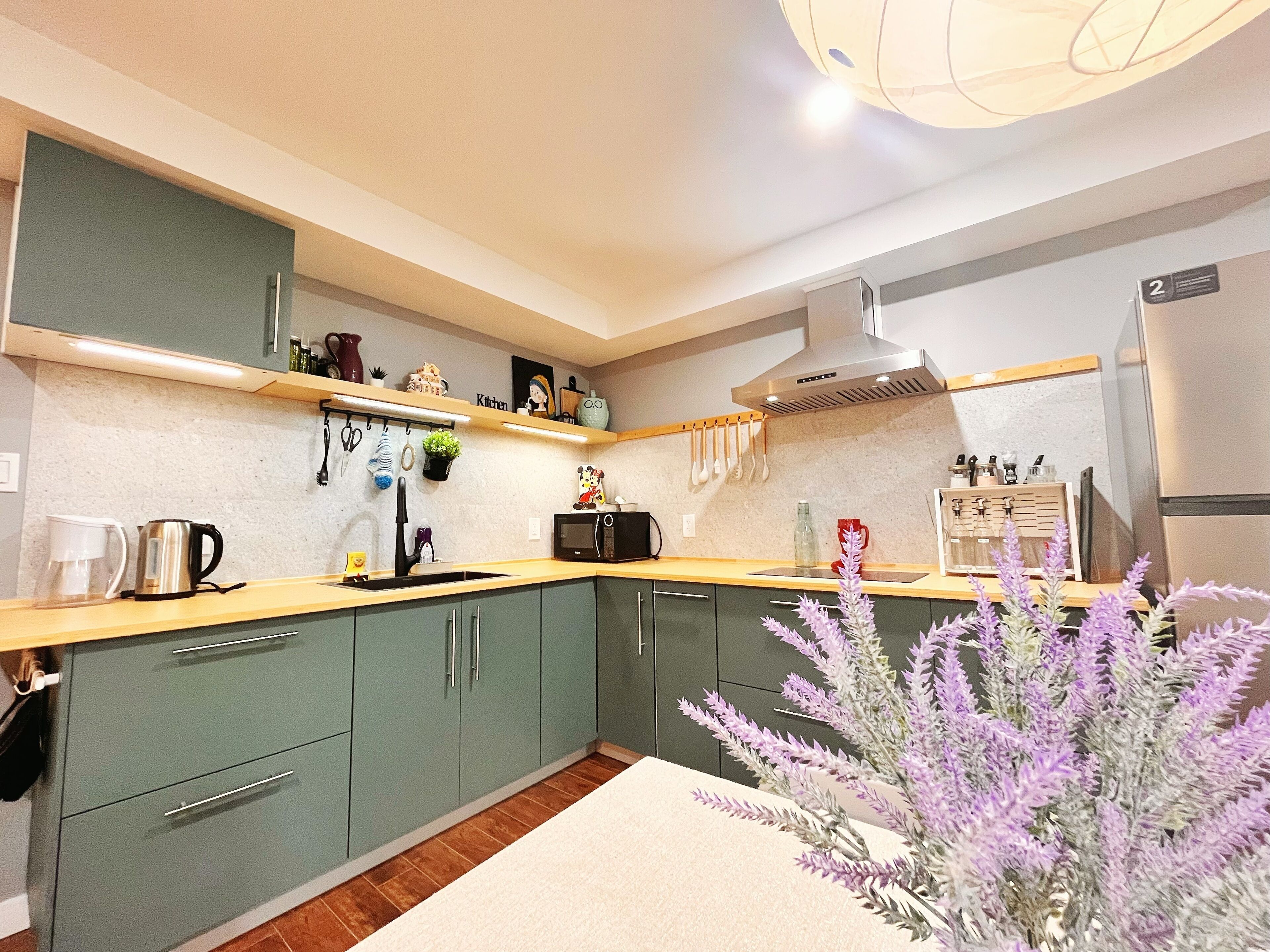 ثلاجة، ميكروويف، موقد طهي مسطح، ماكينة لصنع القهوة/الشاي