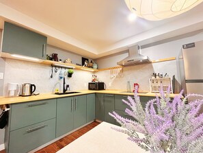 Réfrigérateur, micro-ondes, plaque de cuisson, cafetière/bouilloire