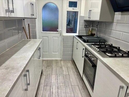 4 Bed House-Sleeps 7-Free Parking