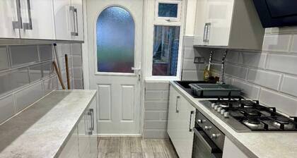 4 Bed House-Sleeps 7-Free Parking