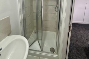 Douche, serviettes fournies