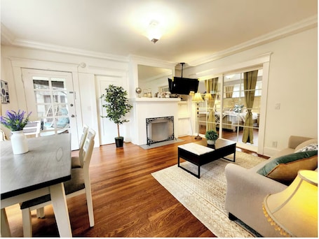 Restauranger. Charming 2-bedroom 1 Bath apartment in peaceful South Pasadena with kingsize bed