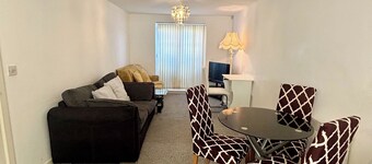 2 Bed Apartment-sleeps 4-free Parking
