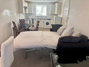 Interior - 2 Bed Apartment-sleeps 4-free Parking (Wolverhampton)