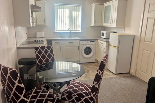 2 Bed Apartment-sleeps 4-free Parking