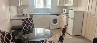 2 Bed Apartment-sleeps 4-free Parking