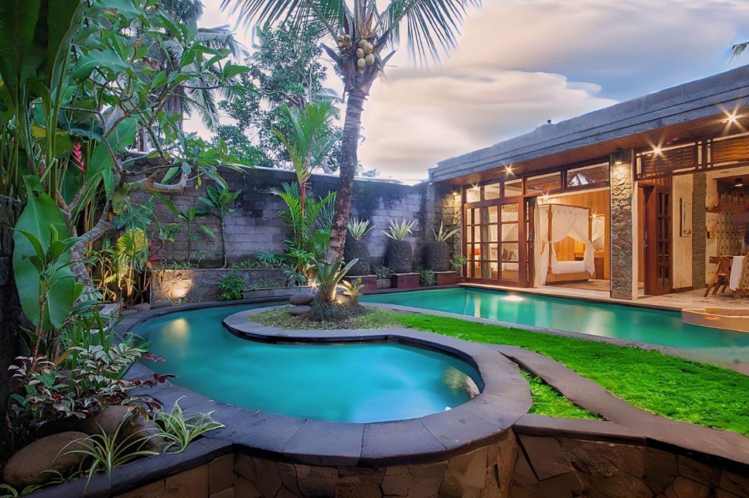 من حمّامات السباحة المغطاة