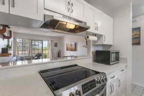 Jääkaappi, mikroaaltouuni, uuni, liesi