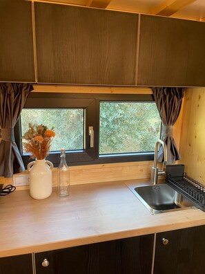 Refrigerador, parrilla de estufa, cafetera y tetera y tostadora 