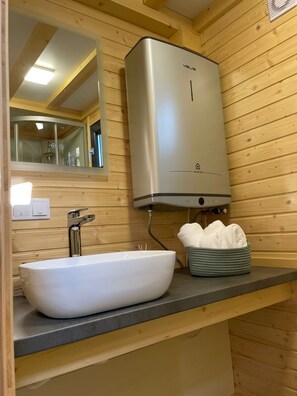 Suihku, hiustenkuivaaja, pyyhkeet