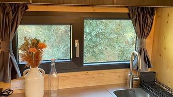 KĂŒhlschrank, Herdplatte, Wasserkocher mit Kaffee-/Teezubehör, Toaster
