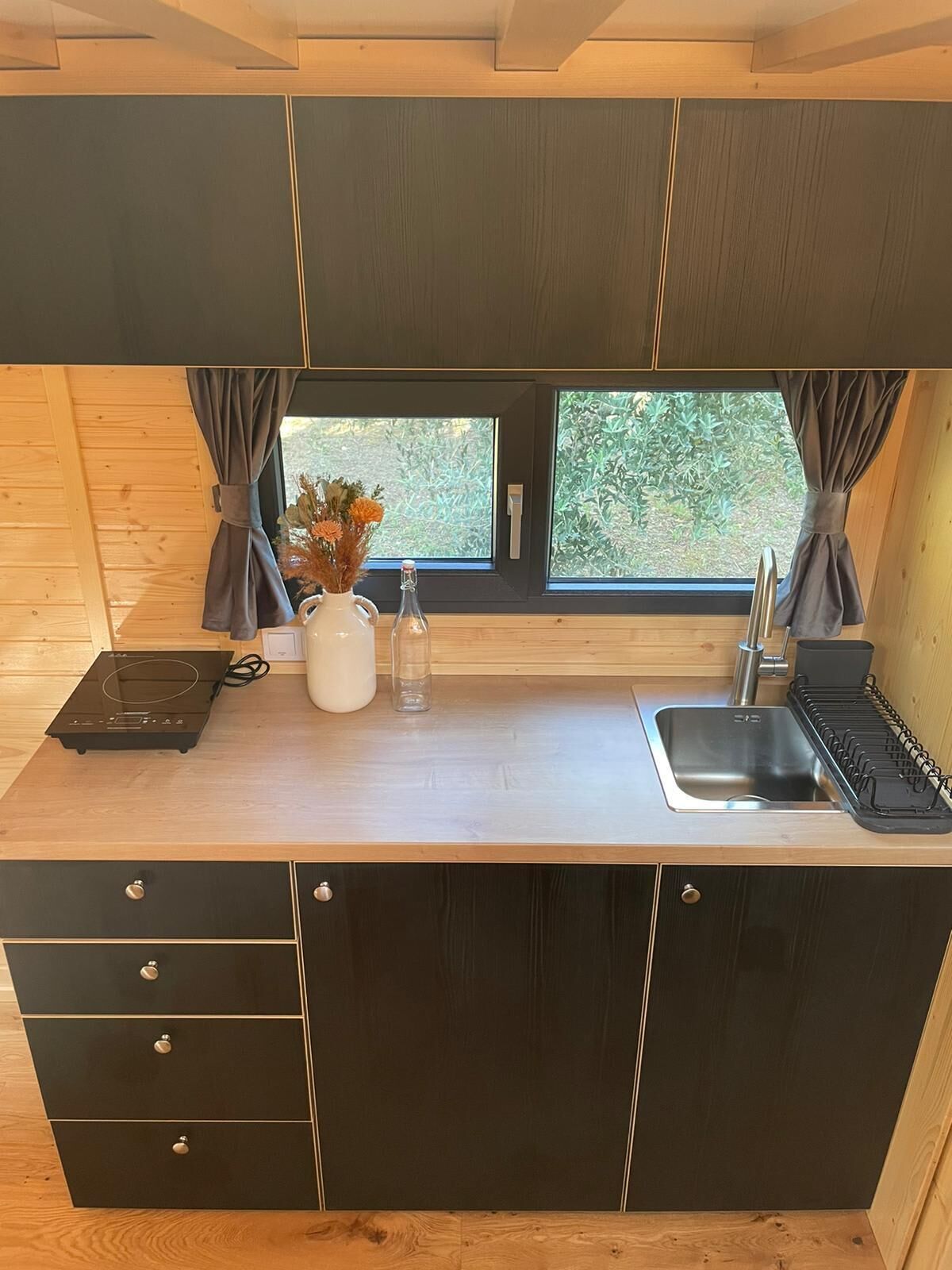 Fridge, stovetop, coffee/tea maker, toaster