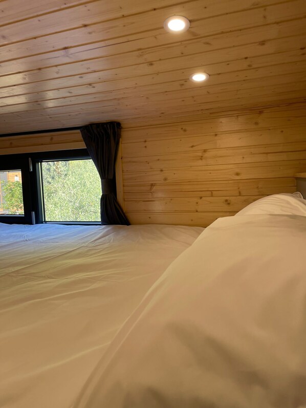 1 bedroom, bed sheets