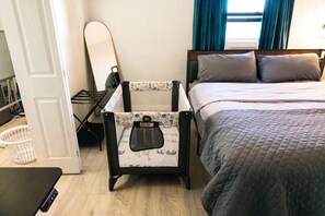 2 bedrooms, iron/ironing board, travel cot, free WiFi - Cozy 2-bedroom house with Private Hot Tub! Centrally Located in Albuquerque! (Albuquerque)