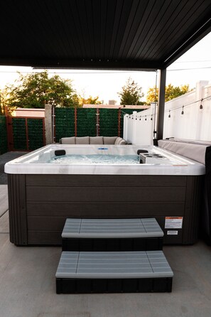Outdoor spa tub - Cozy 2-bedroom house with Private Hot Tub! Centrally Located in Albuquerque! (Albuquerque)