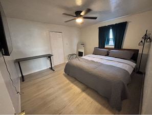 2 habitaciones, tabla de planchar con plancha y cuna de viaje