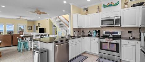 Een koelkast, een microgolfoven, een oven, een kookplaat