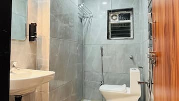 Family Suite | Bathroom | Towels, soap, shampoo