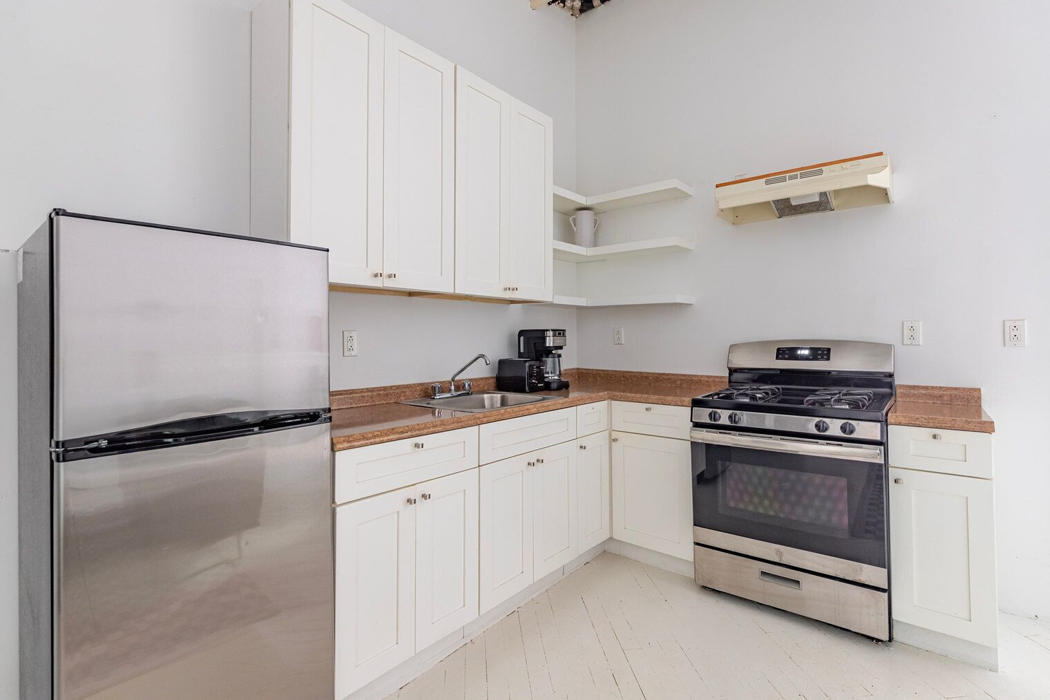 Kühlschrank, Mikrowelle, Ofen, Wasserkocher mit Kaffee-/Teezubehör