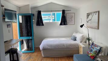 6 bedrooms, iron/ironing board, WiFi, bed sheets
