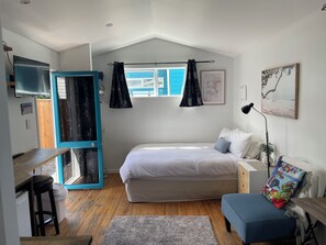 6 bedrooms, iron/ironing board, WiFi, bed sheets