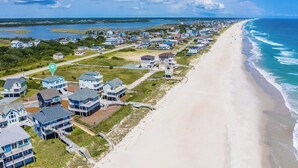 A coastal residential area with beachfront properties, including houses and a beach access road. - New Management Beach, Elevator, Pool, Pet friendly (North Topsaile Beach)