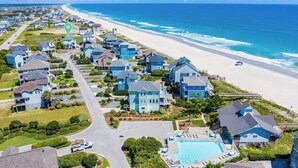 A coastal residential area with houses, a beach, and a swimming pool. - New Management Beach, Elevator, Pool, Pet friendly (North Topsaile Beach)