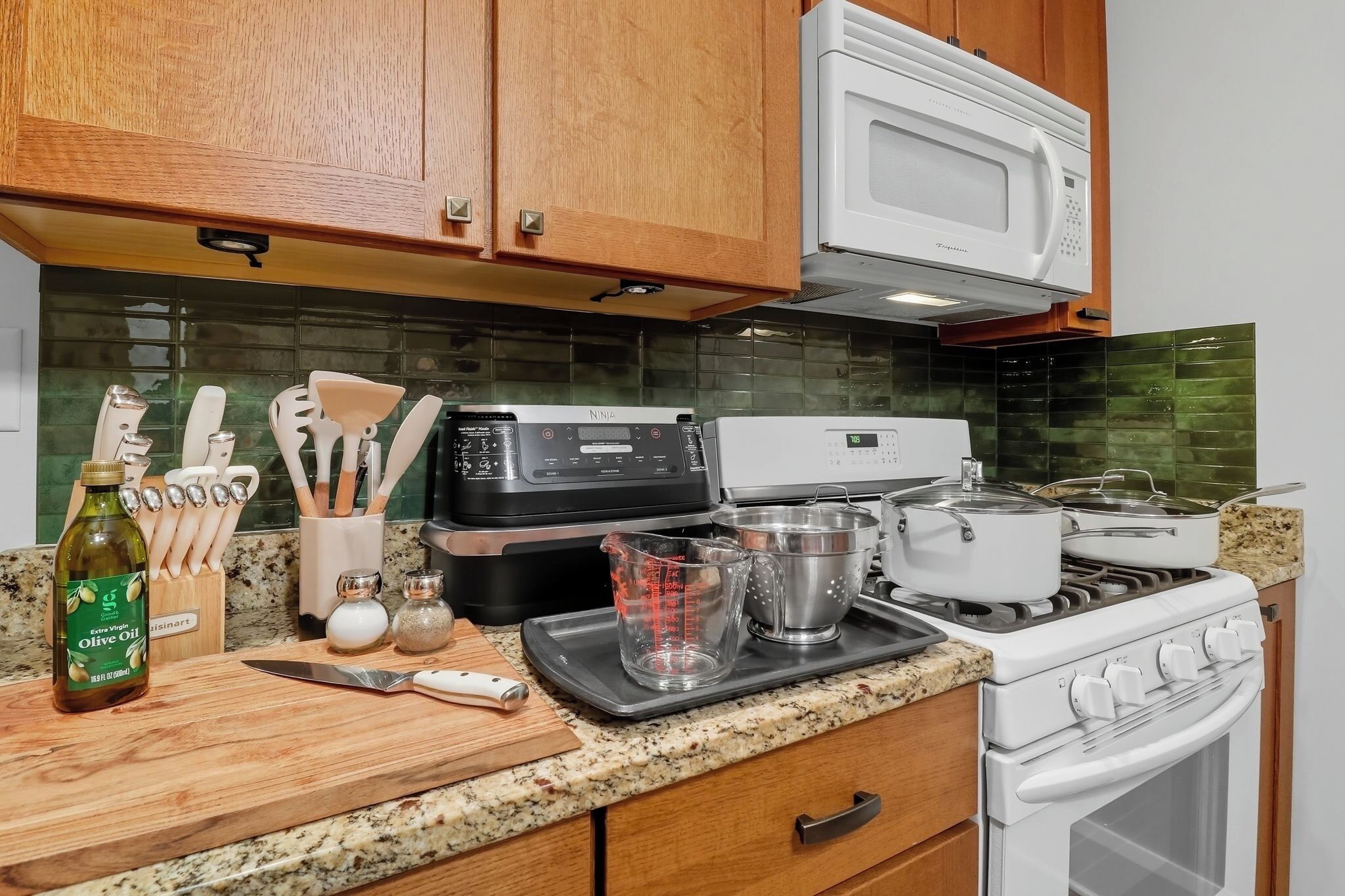 Microondas, horno, parrilla de estufa y lavavajillas 