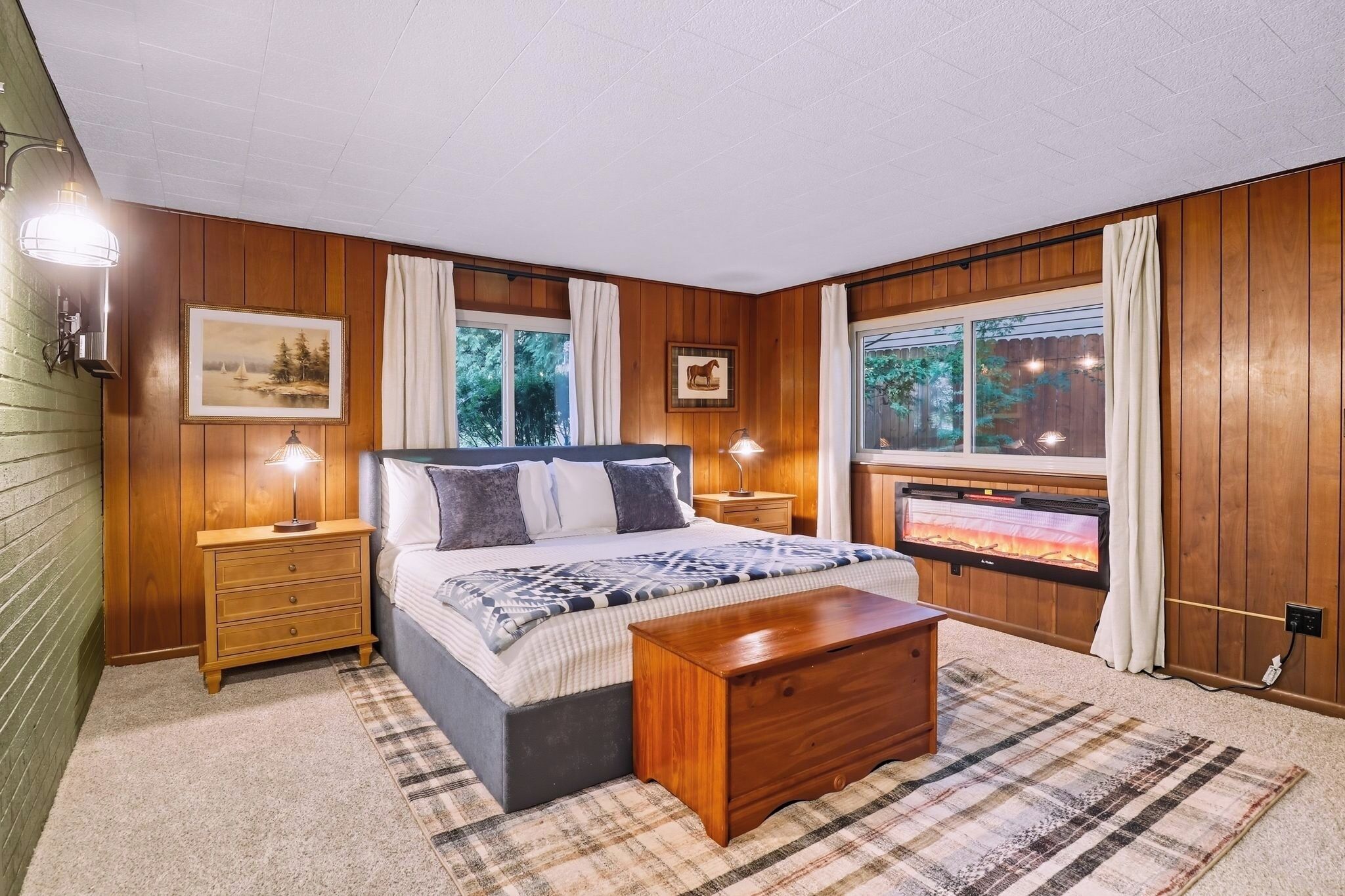 4 bedrooms, iron/ironing board, internet, bed sheets