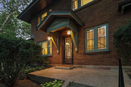1920s Cottage with Hot Tub, Fire Pit and Game Room